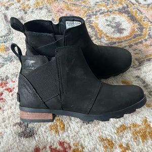 Like new barley worn Sorel Emelie Chelsea booties.